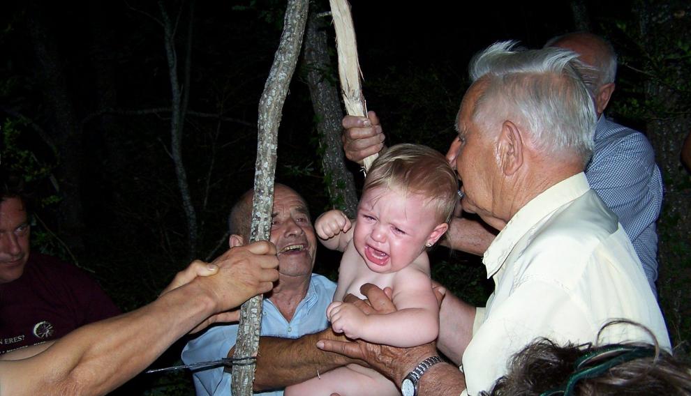 El rito actual en Lobera de Onsella, con un niño del pueblo