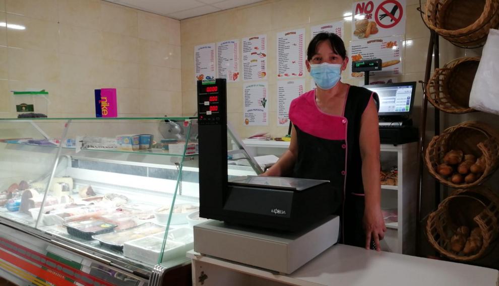 Cristina Robres no ha dejado de atender en la tienda de Bárboles desde el inicio de la pandemia.