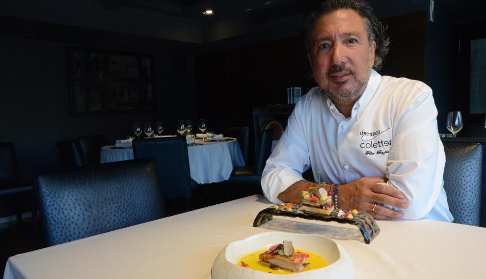 Félix Baztán, chef del restaurante Colette, con un plato de salmonete al azafrán.