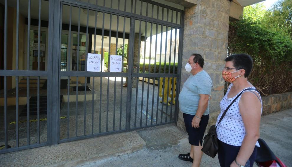 Los usuarios de la piscina Ruiseñor de Huesca se han encontrado este sábado con la instalación cerrada.