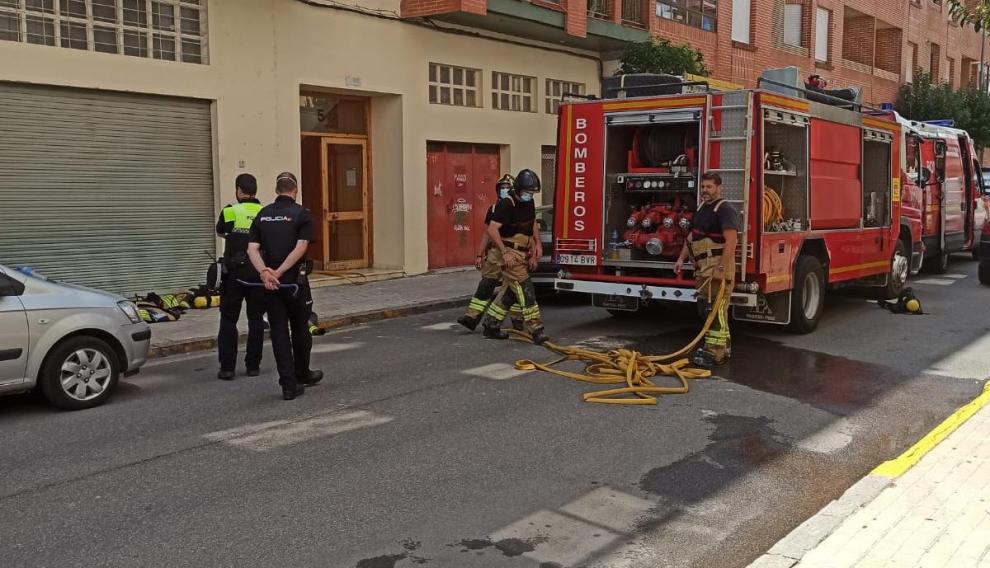 En la extinción han participado cuatro bomberos, apoyados por la Policía.