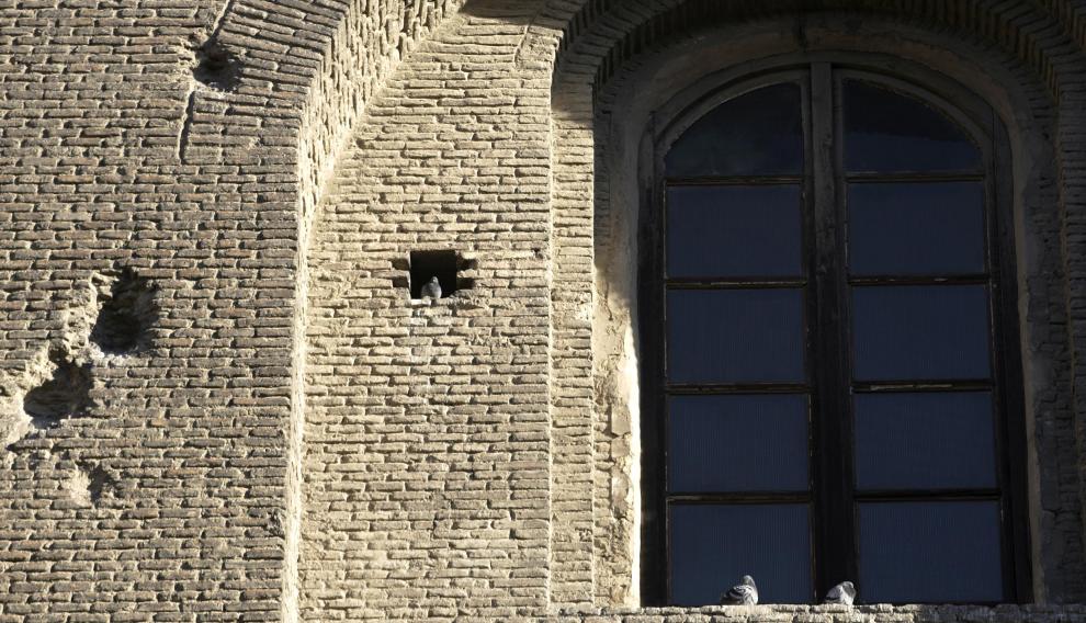 Cañonazos en la fachada lateral de la iglesia de Santiago, en Zaragoza.