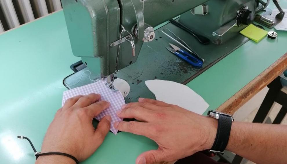 Cosiendo en el taller.