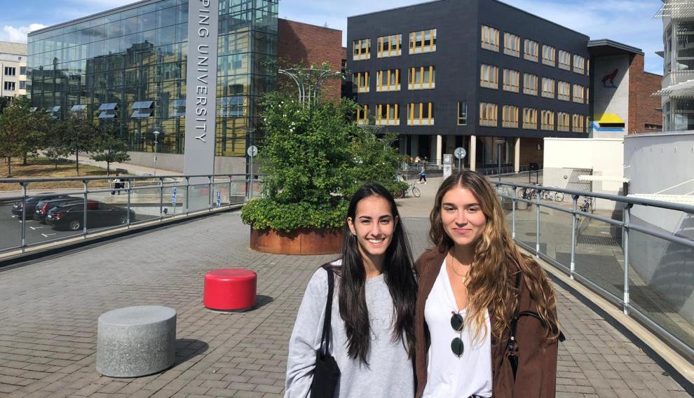 Las zaragozanas Miriam Hernández y Julia Lázaro, en la universidad sueca en la que estudian.