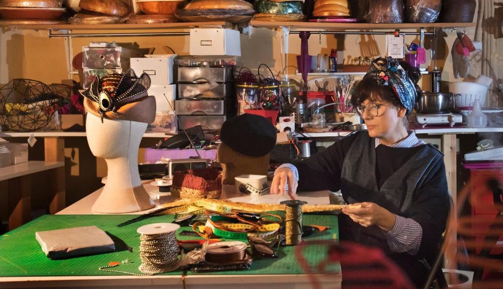 Araceli Sancho, la sombrerera turolense que se ha creado un hueco en las series y películas españolas