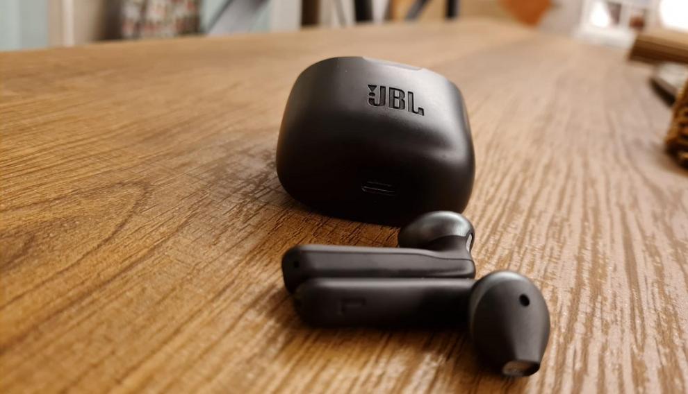 Son bastante grandotes comparados con los Airpods y también cuentan con hasta 5 horas de autonomía, más las 20 que aporta el estuche que se carga mediante USB-C.