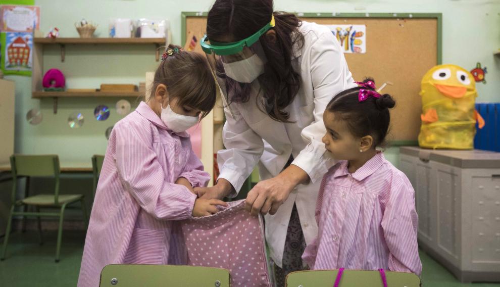 Alumnas de infantil del CEIP Tío Jorge de Zaragoza, en su primer día de regreso a las aulas.