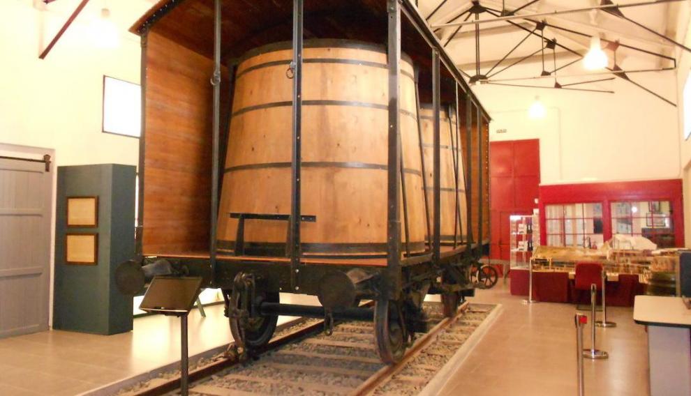 El Centro de Interpretación del Ferrocarril de Cariñena relaciona el tren con el vino.