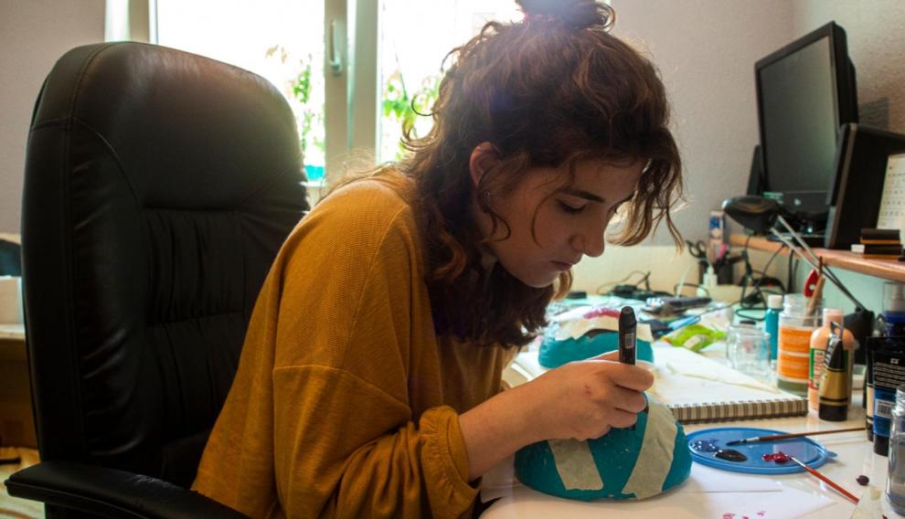 Raquel Pérez, diseñando su obra.