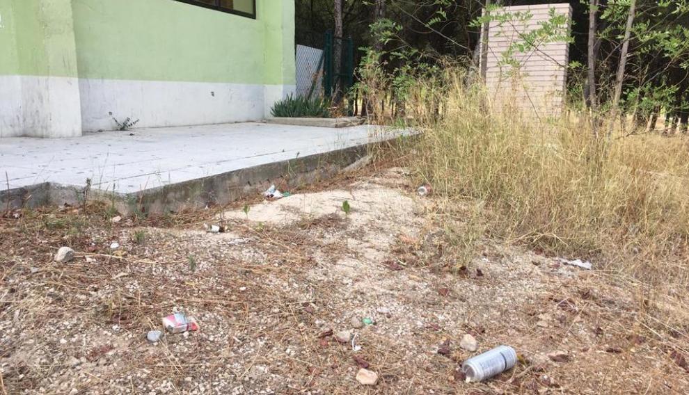 Suciedad en el entorno del Centro Vecinal de Valdespartera.