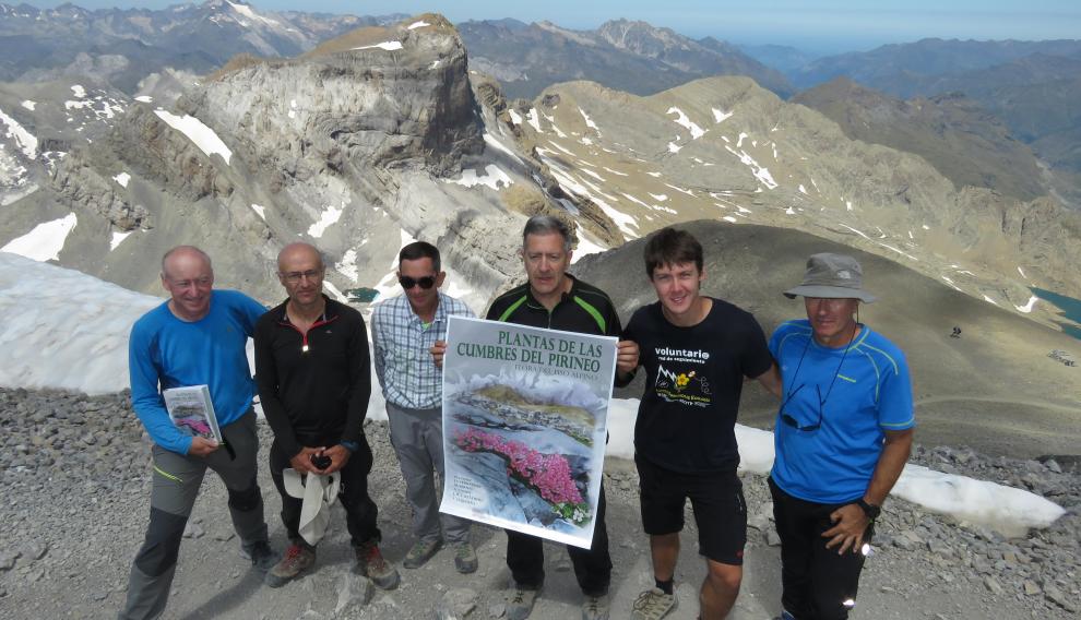 Los autores del libro sobre la flora alpina, durante su presentación en la cumbre de Monte Perdido.