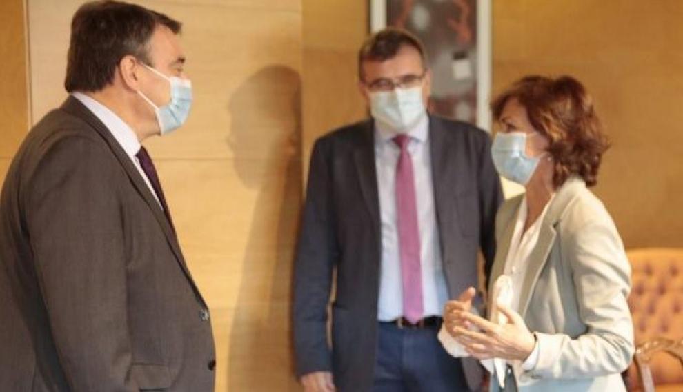 Calvo, junto al portavoz del PNV, Aitor Esteban, y el secretario de Estado de Relaciones con las Cortes, José Antonio Montilla.
