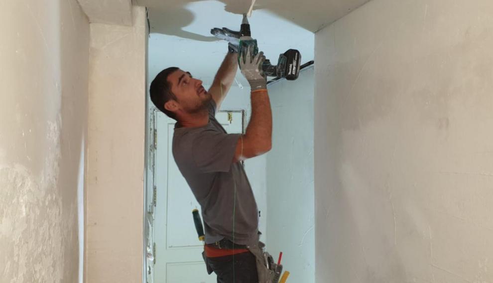 Constantin Bancila reparando un techo