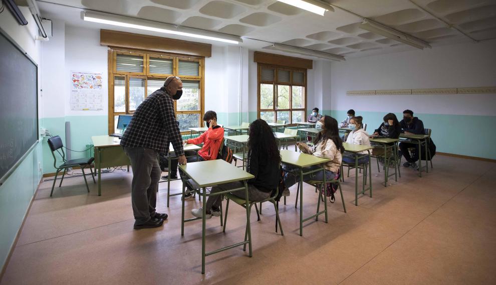 El profesor, con sus alumnos en el aula.