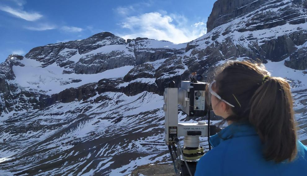 Trabajos de medición del glaciar durante la campaña de ínvestigación llevada a cabo esta semana.