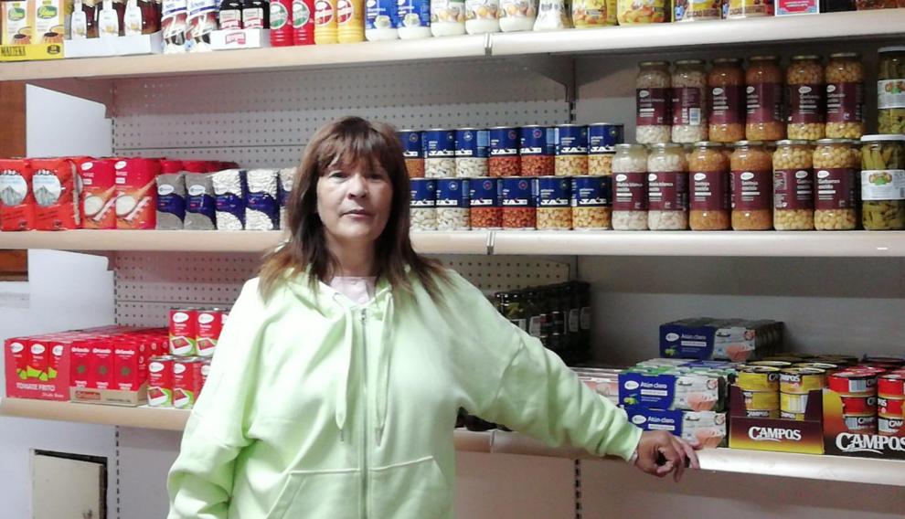 Ana Murcia lleva la tienda de Urriés y también atiende a las personas mayores del pueblo