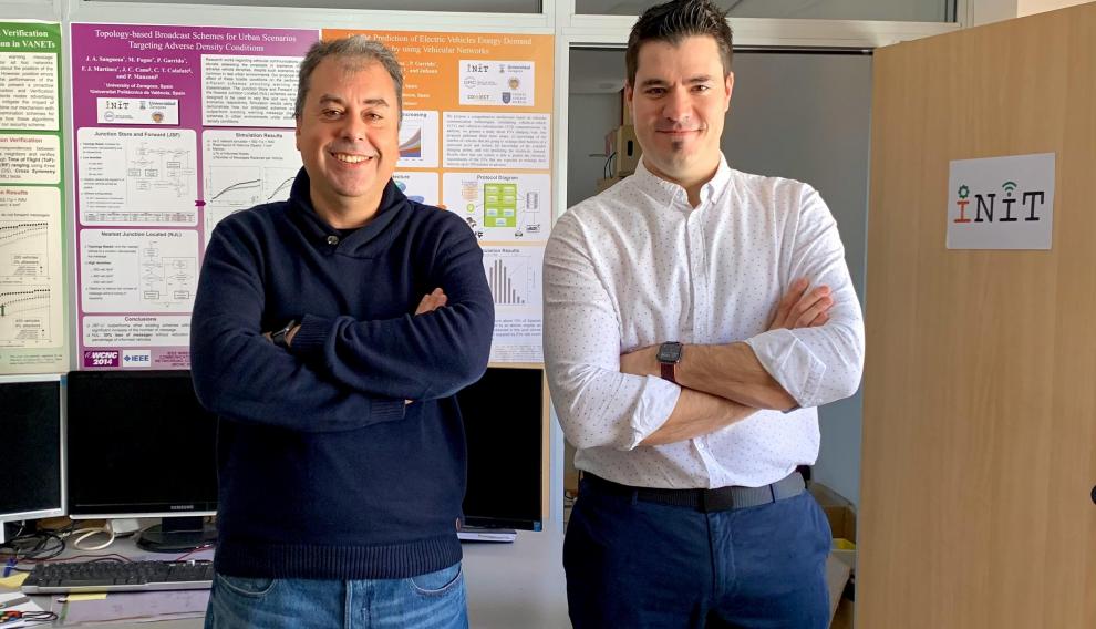 De izq. a dcha., los investigadores Francisco J. Martínez y Julio A. Sangüesa.