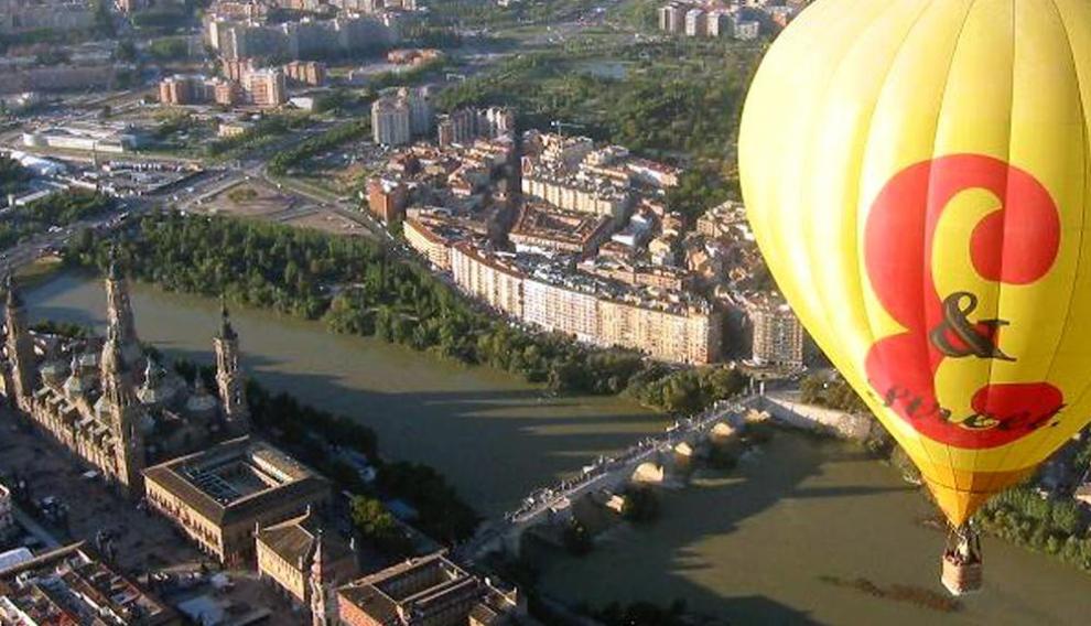 Globo de J&B sobre el centro de Zaragoza.