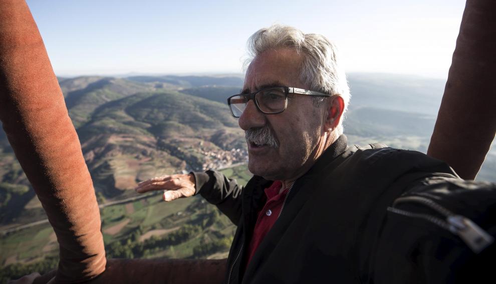 Pepe Ramos vuela sobre la Sierra de Albarracín.