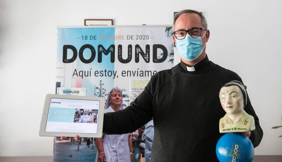 Alfonso Palos con las nuevas tecnologías, vía actual de donación, y las tradicionales huchas del Domund.