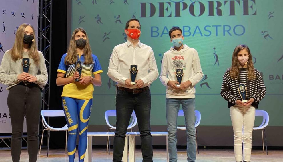 Representantes de algunos de los equipos premiados en la gala del Deporte de Barbastro