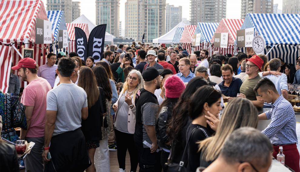 Gente disfrutando (sin mascarillas) de un evento del vino de Rioja en Shanghai el pasado 17 de octubre.