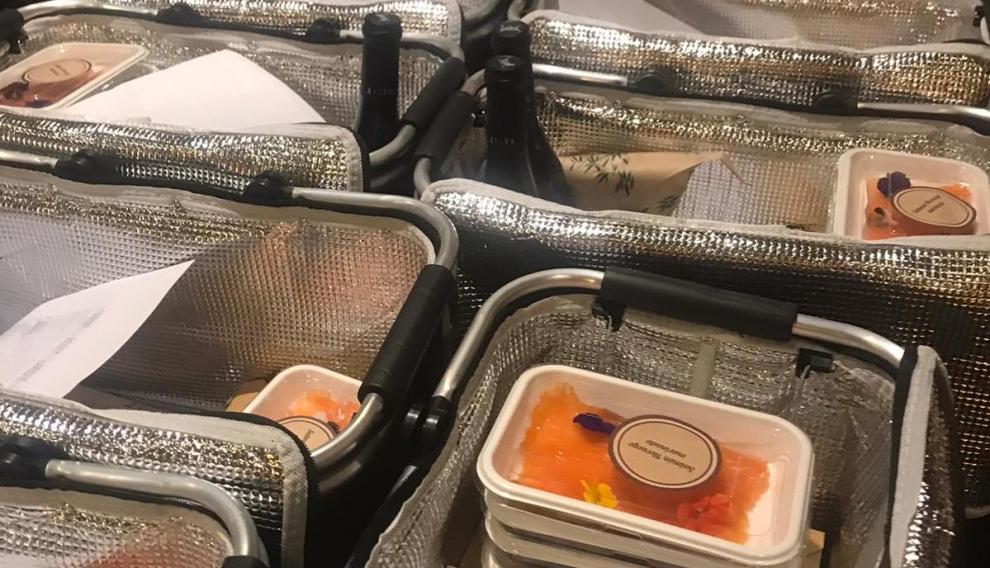 Cesta de la boda con la comida para llevar.