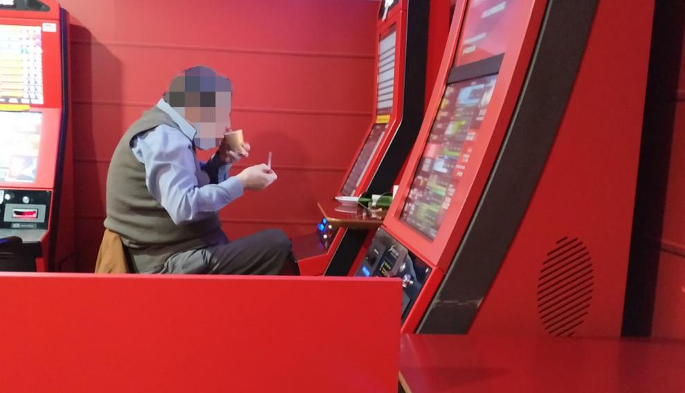 Un cliente toma un café esta semana en una sala de apuestas de Zaragoza.