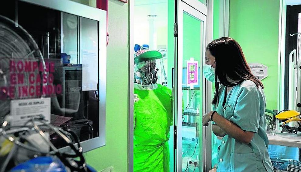 Nueve hospitales atienden a casi un centenar de enfermos críticos. Los hospitales Miguel Servet, con 24, y Clínico (en la foto), con 31, son los centros que más pacientes covid tienen en cuidados intensivos.