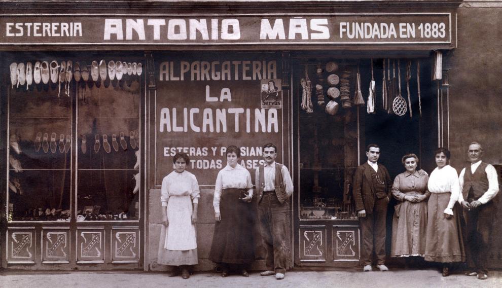 Zapatería de Antonio Mas, origen de La Alicantina, en 1913.