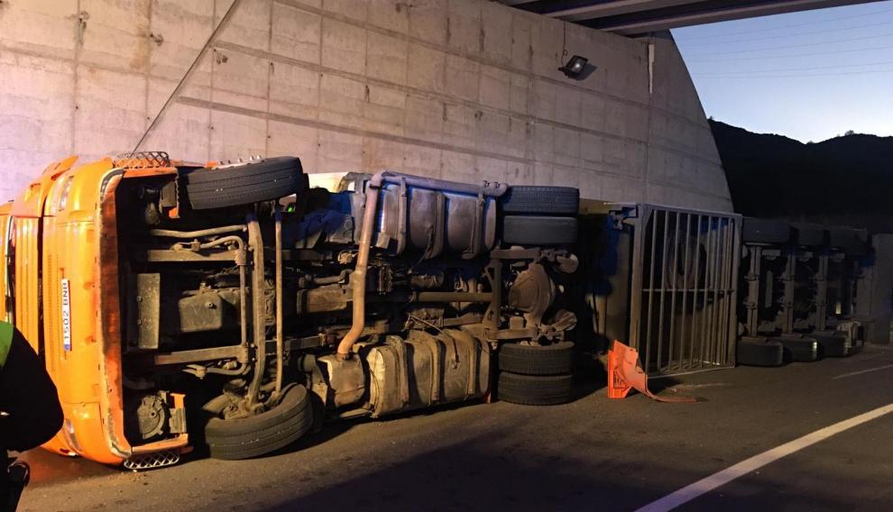 El camión volcado en la carretera.
