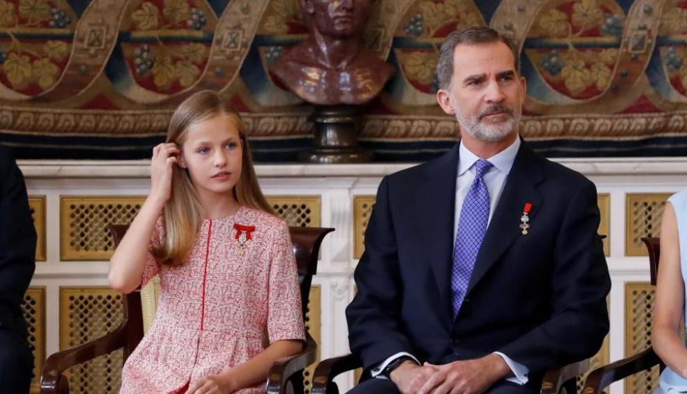 Leonor aún no se ha estrenado en un acto en solitario. En este aparece junto a su padre el año pasado en el quinto aniversario de su reinado