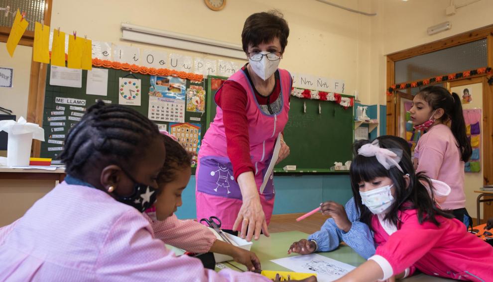 María Jesús Buey con sus alumnos de infantil, en el CEIP Andrés Manjón de Zaragoza