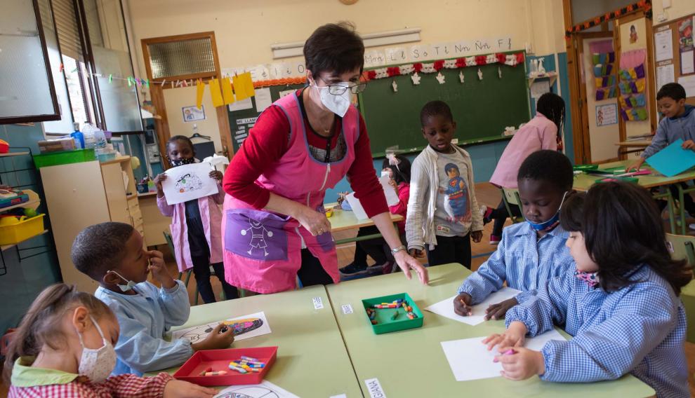 La maestra, en el aula de infantil