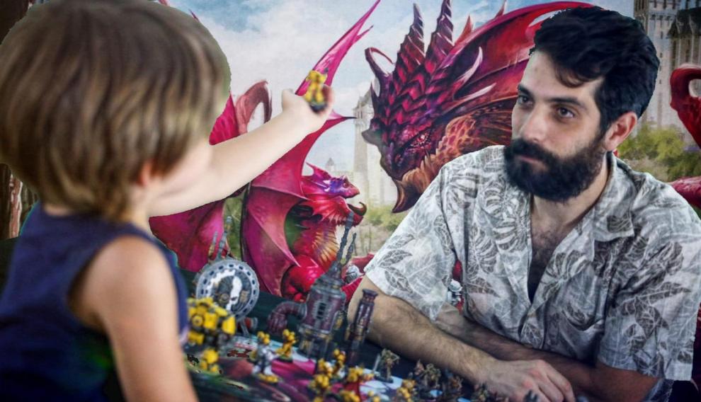 Adrián Gascón, dueño de Odisea Games, jugando con su hijo con miniaturas de un 'wargame'.