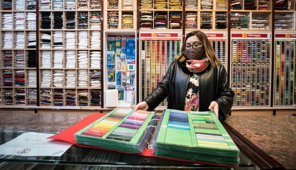 Silvia Sánchez, en la mercería fundada por sus padres, Novedades París.