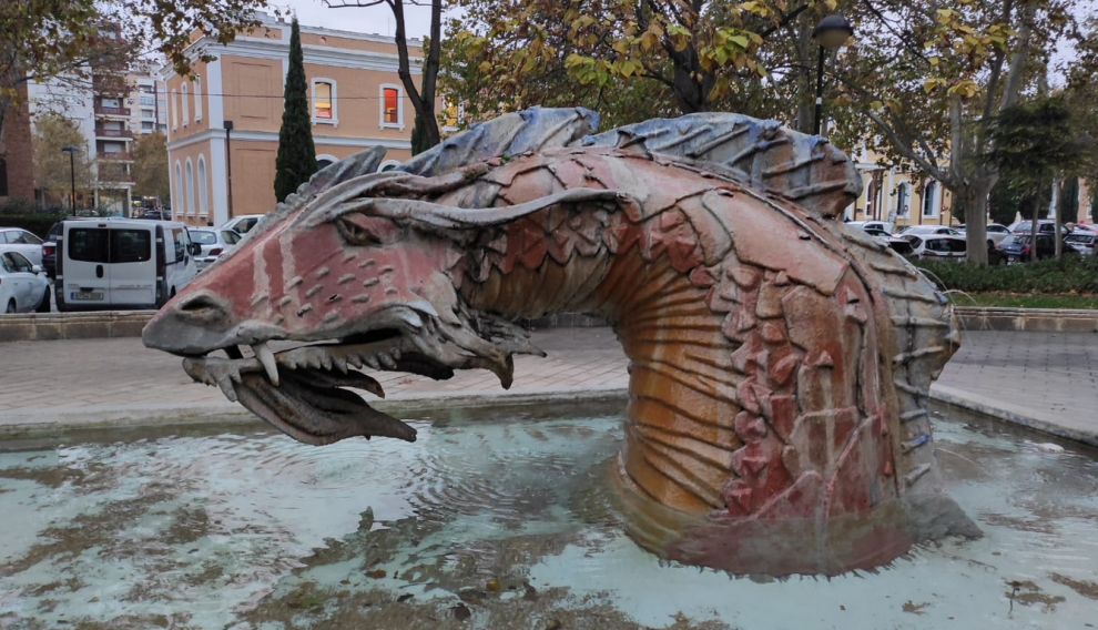 Fuente del Dragón Emergente, junto a la Estación del Norte.