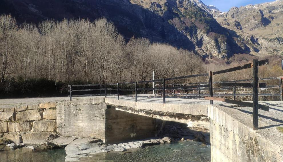 Imagen actual del puente de Pineta, en muy mal estado, que da paso al actual aparcamiento. El nuevo proyecto ya está redactado y valora las obras en 860.000 euros.