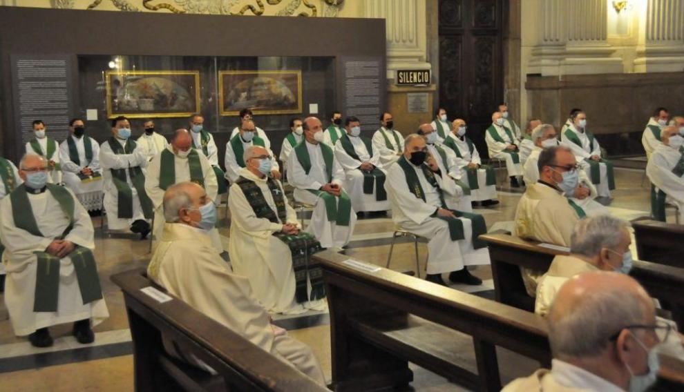 Asistentes a la misa de despedida de Vicente Jiménez.