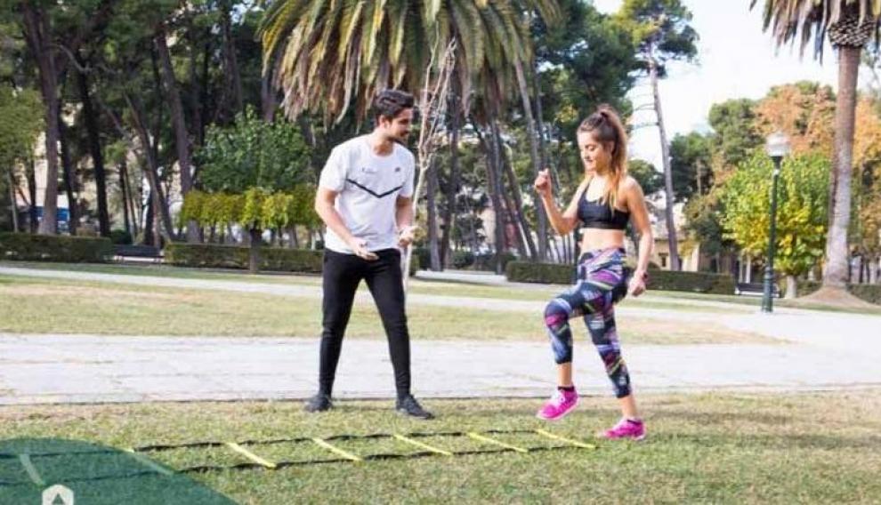 Entrenamiento personal de un trabajador de SportUp en el parque.