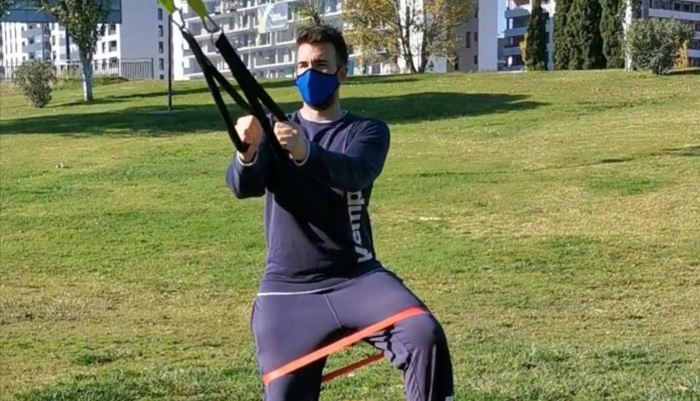 Un cliente de Daniel Larroy realiza ejercicios de rehabilitación en el parque.