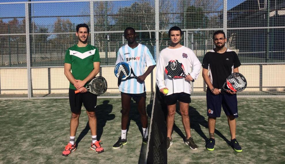 Fernando Llopis, Juan Martínez de Aragón y Álvaro Mbongo, en las pistas de pádel de Alberto Maestro.
