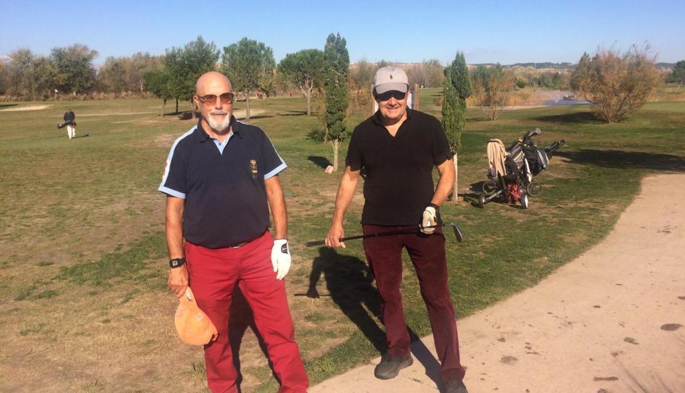 José Luis Aguar y José Manuel Guallar, en las instalaciones de Ranillas Golf.