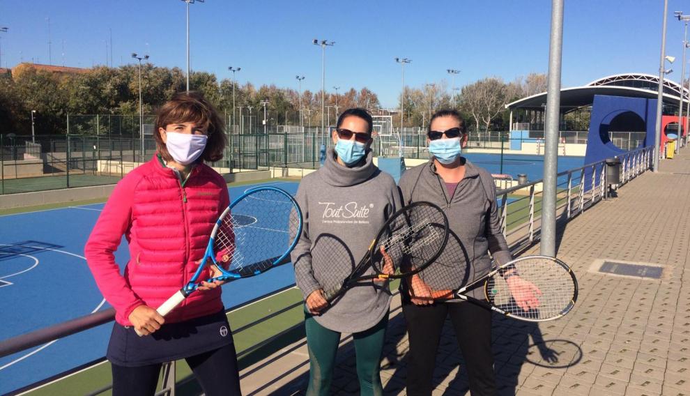 Leire Rial, Ana Gil y Diane Duckworth en la pista de tenis de Alberto Maestro.