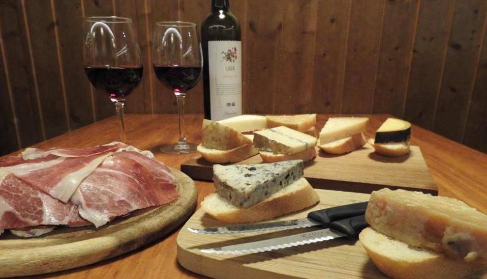 Bar Estudios ha adaptado sus tablas de queso, patés y embutidos para llevar a casa.