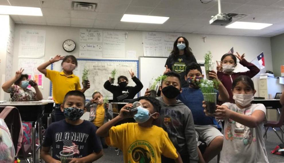 Ariadna Melendo, con sus alumnos, en el Ramey Elementary School de Tyler (Texas).