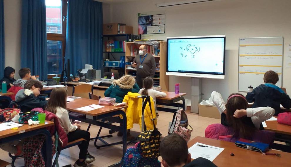 En la Escuela Europea Bruselas III, donde imparte clases Óscar Lacuna, pocos alumnos de primaria llevan mascarilla, no es obligatorio, y guardar la distancia de seguridad resulta complicado.