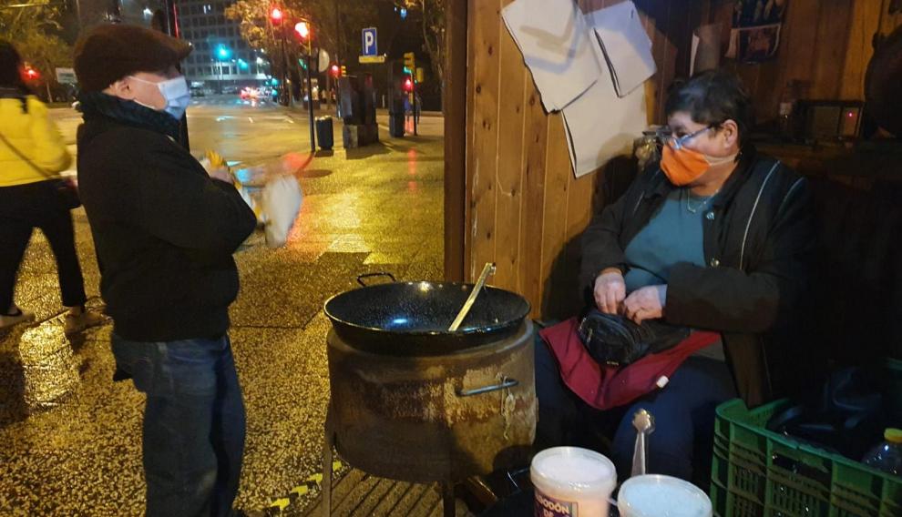Luis lleva más de 20 años comprándole castañas a Pilar.