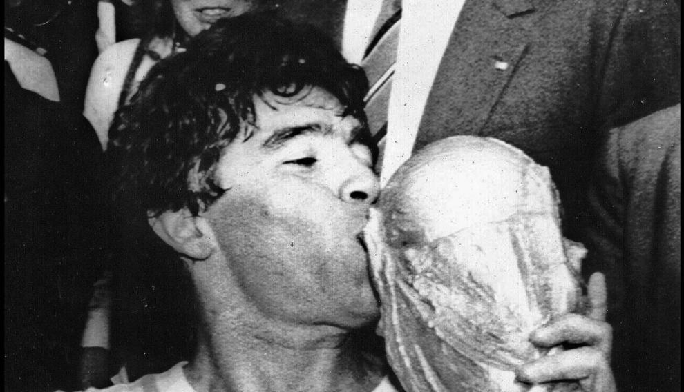 Diego Armando Maradona besando la Copa del Mundo obtenida con la selección argentina durante el Mundial de México 1986.