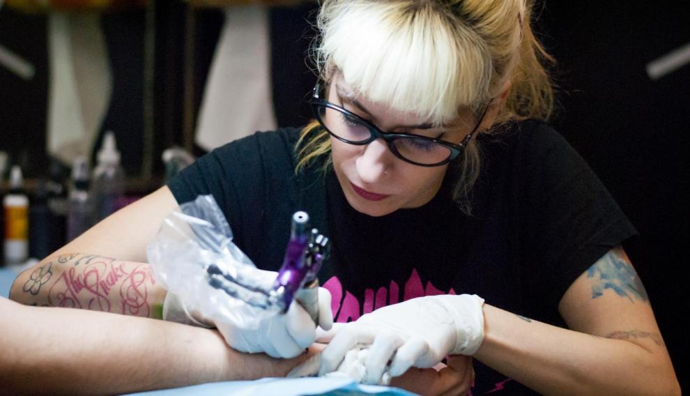 Bárbara Sánchez, 'Abbyss', tatuando en Daytona Tatto de Zaragoza, del que es copropietaria junto con Javier Lacambra.